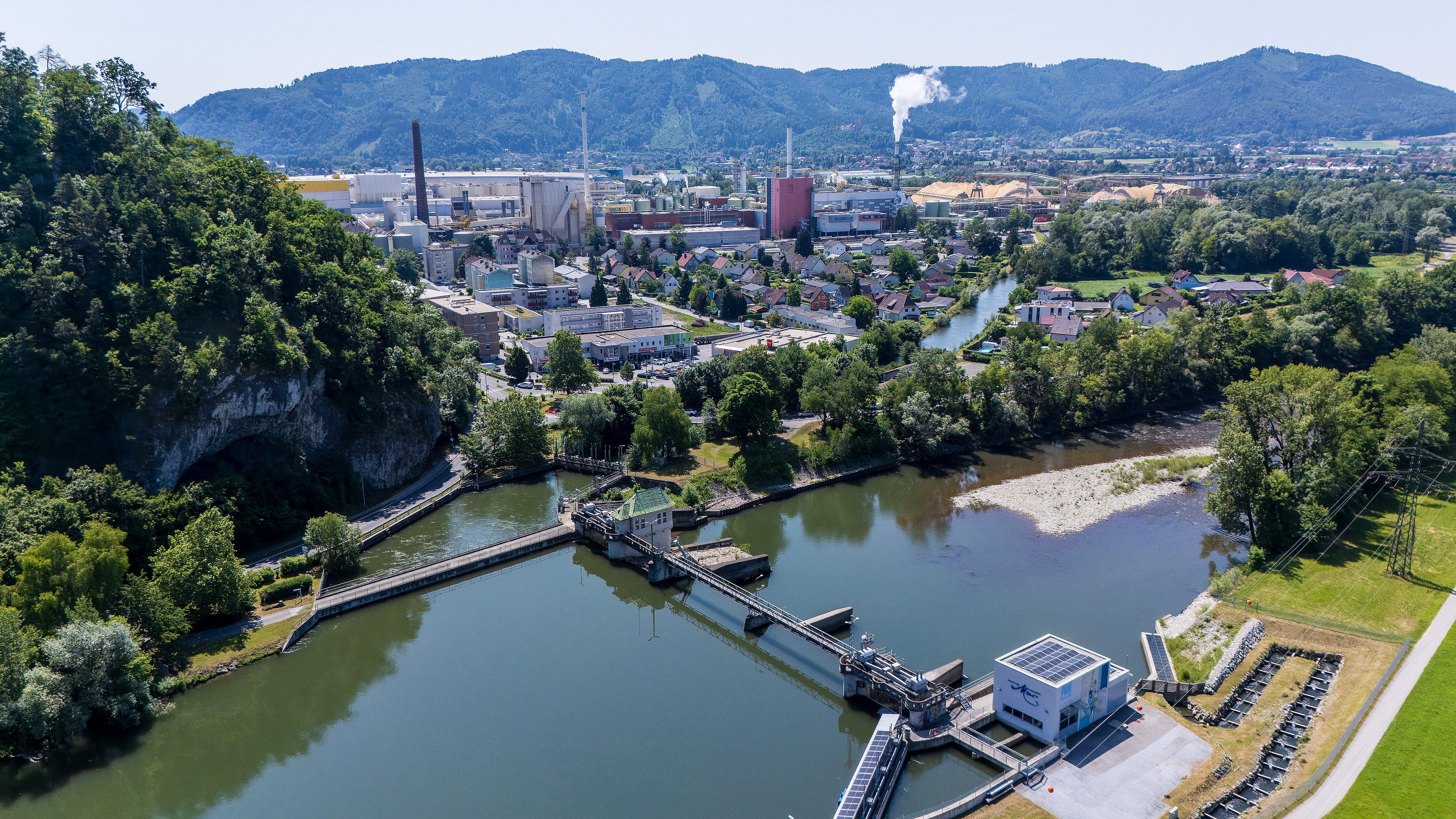 Industiegebiet und städtisches Umfeld an einem Fluss.
