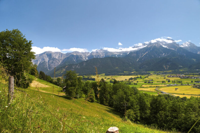 Grünes Tal mit Bergen im Hintergrund und klarer Sicht