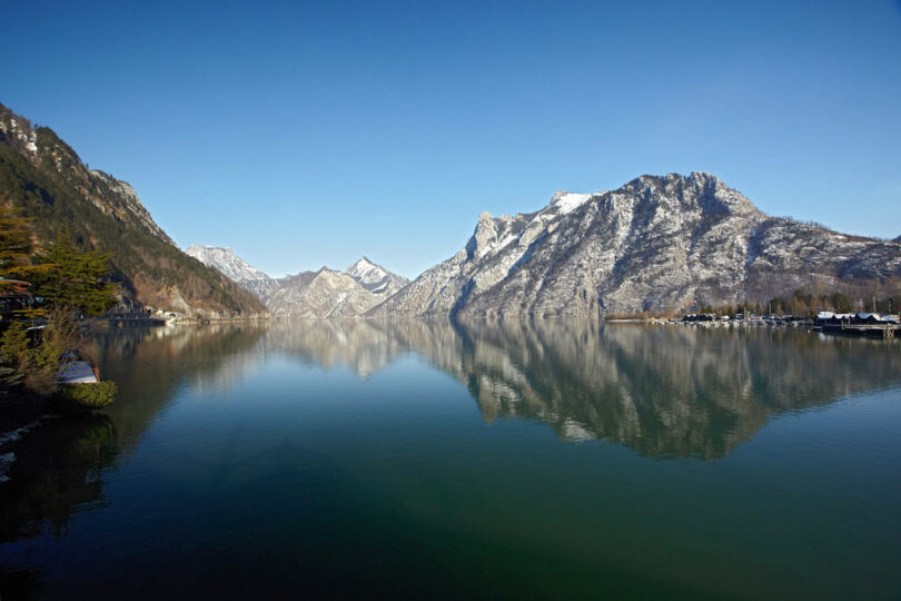 Bergsee, umgeben von einem Kranz aus Bergen.