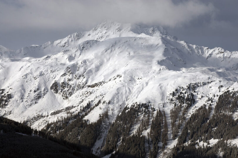 Schneebedeckte Berge prägen die winterliche Landschaft.