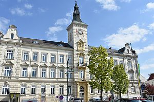 Historisches Rathaus mit Uhrturm, klassizistischer Fassade und
