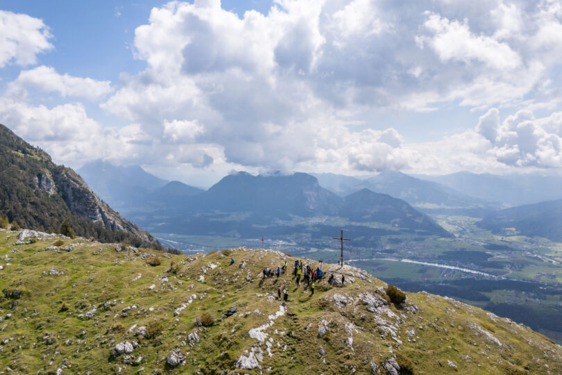Blick von einem Berg in die Weite an einem sonnigen Tag mit Wolken.