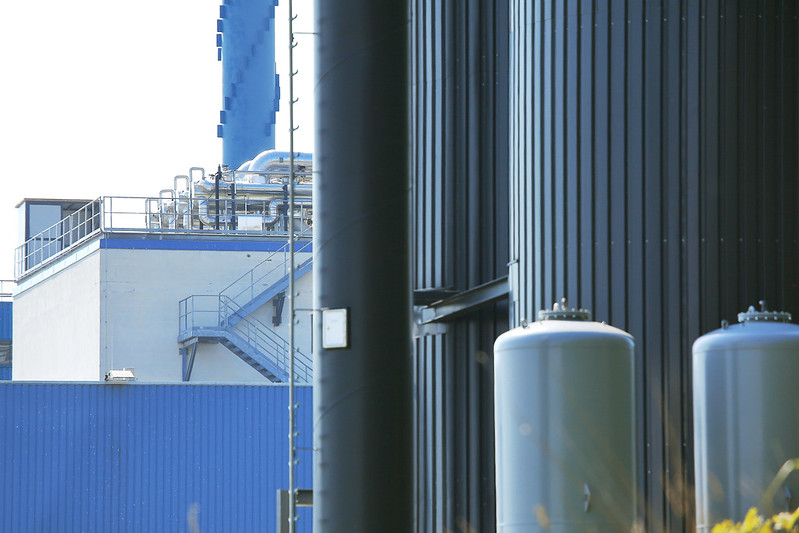 Moderne Wasserstoffanlage mit blauer Industrie-Fassade.