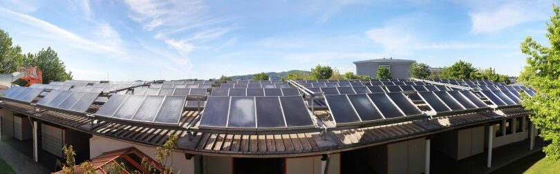 Modernes Gebäude mit großflächiger Photovoltaikanlage.
