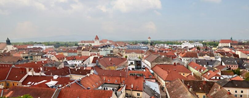 Panorama mit Blick auf Hausdächer einer Stadt.