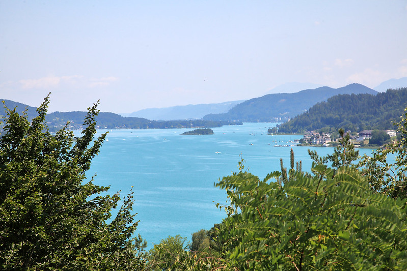 Klarer Bergsee inmitten hügeliger Landschaft.