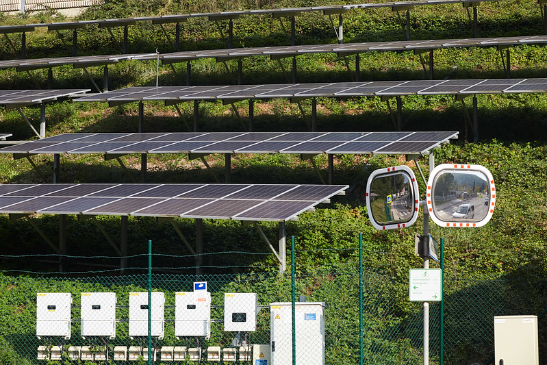 Freiflächen PV-Anlagen neben einer Straße.