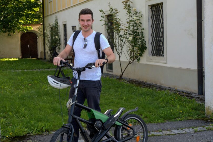 Mann mit Fahrrad