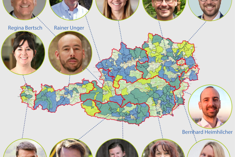 Gruppenporträts von KEM-Manager:innen in Österreich mit einer Landkarte im Hintergrund, die die beteiligten Regionen zeigt.