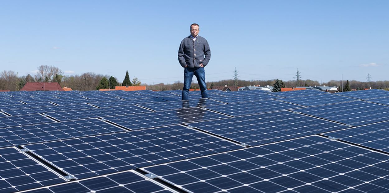 Mann steht hinter PV-Anlagen