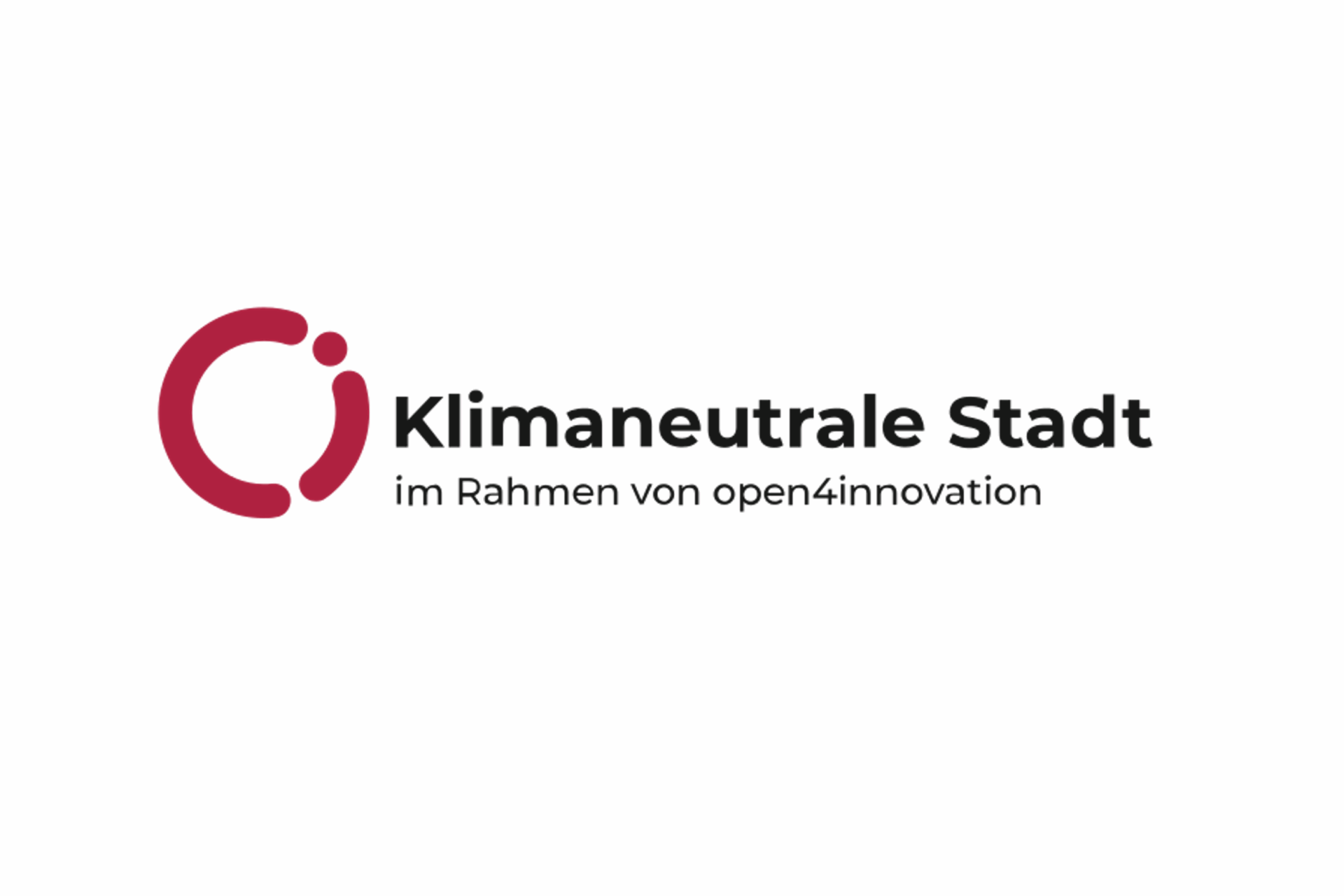 Logo der Klimaneutralen Stadt mit rotem Kreis und schwarzem Text 'Klimaneutrale Stadt im Rahmen von open4innovation'.