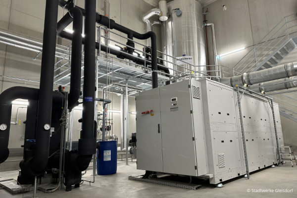 Innenraum der Stadtwerke Gleisdorf mit technischer Infrastruktur.