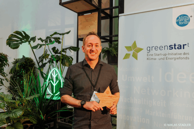 Mann vor Greenstarter Roll-Up mit Preis.