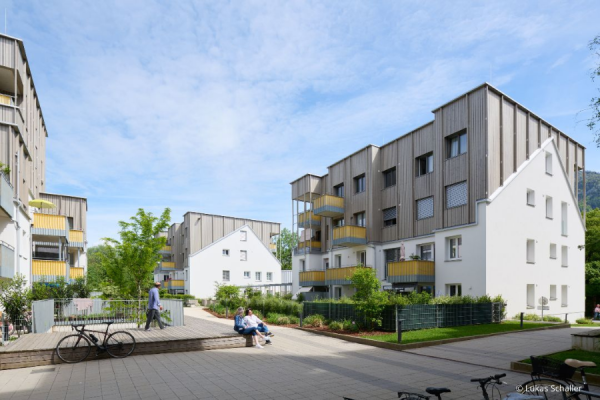 Illustration eines modernen Wohngebierts mit mehrstöckigen Wohnhäusern mit Gärten.