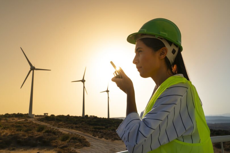 Frau vor Windrädern
