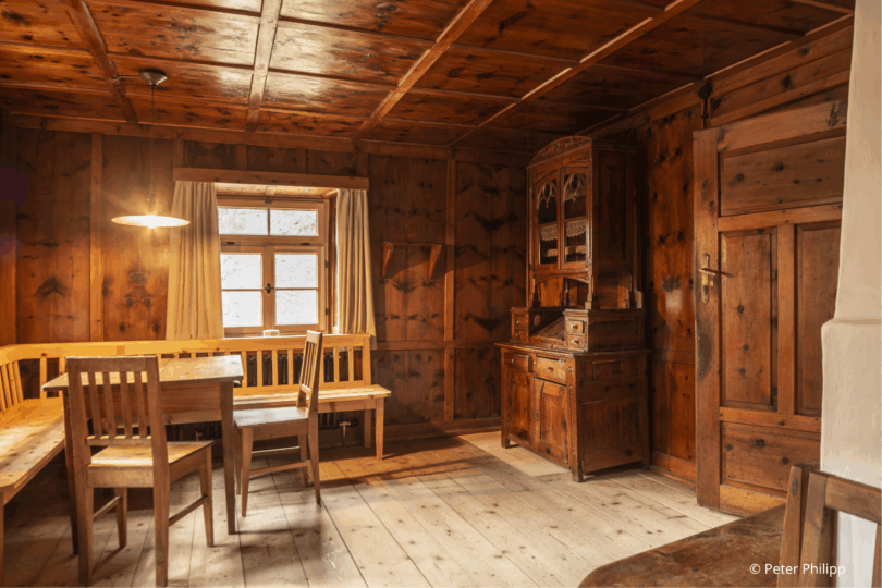 Bild einer Stube aus Holz.