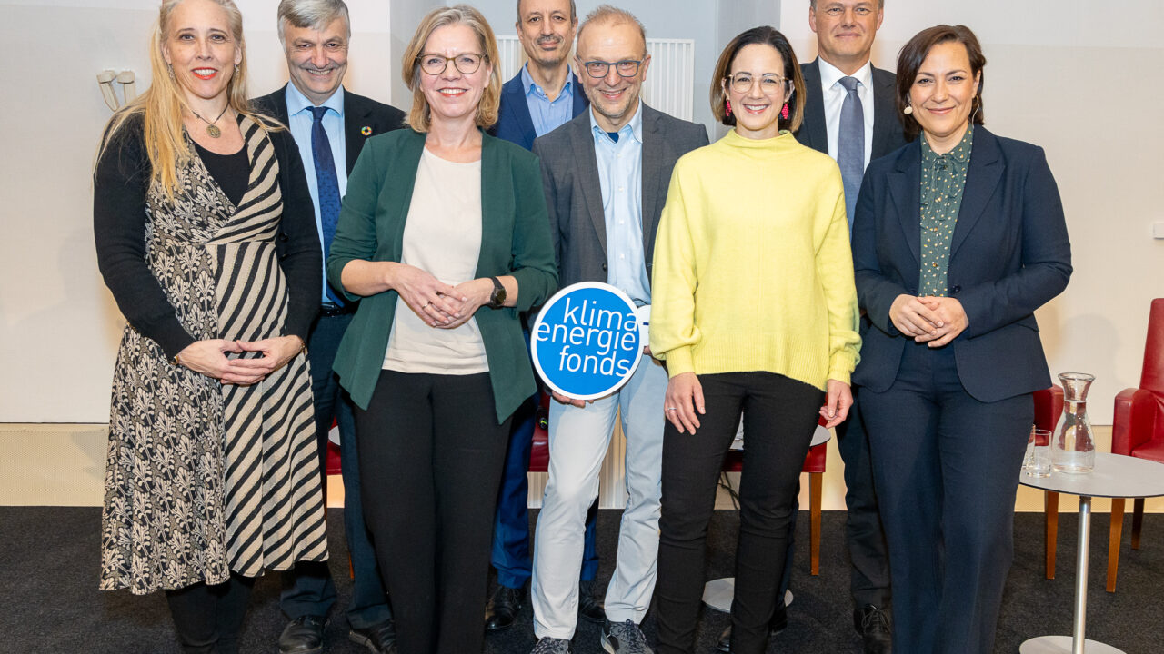 v.l.n.r.: Patrizia Ilda Valentini (Head of Mobilize - Mobilitätsmarke der Renault Group), Prof. Dr. Steininger (Uni Graz - Studienautor), Leonore Gewessler (Klimaschutzministerin), Jürgen Schneider (Leiter der Sektion VI Klima und Energie im Klimaschutzministerium - BMK), Bernd Vogl (Geschäftsführer Klima- und Energiefonds), Tina Deutsch (Vorständin von KONTEXT - Institut für Klimafragen), Johannes Rath (CTO der Wienerberger AG), Manuela Raidl (Moderation).
