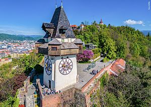 Grazer Uhrturm am Schlossberg im Sommer.