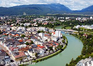 Blick über Villacher Stadtgebiet angrenzend an Fluss.