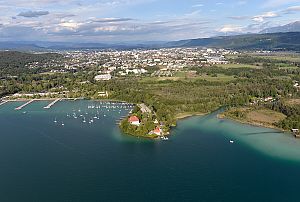Blick vom Wörthersee auf die Halbinsel Maria Loretto.