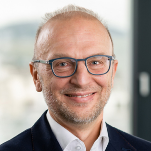 Portraitfoto Bernd Vogl