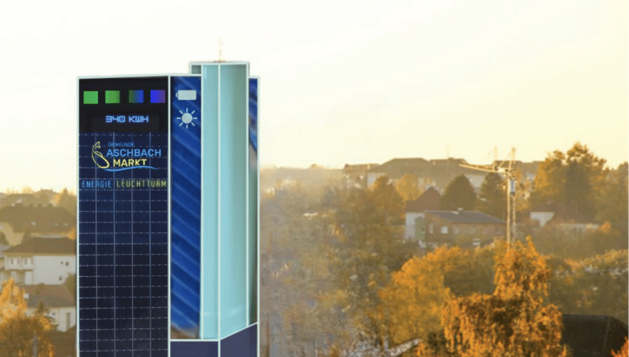 Ein mit Solarzellen verkleideter Turm mit digitalen Anzeigen über einem Stadtbild in der Abenddämmerung.