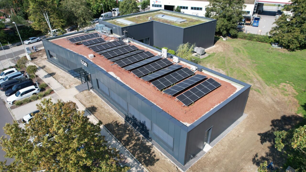 Bürogebäude mit PV am Dach