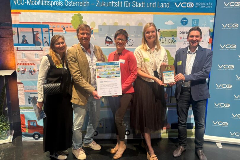 Fünf Personen halten einen Preis in der Hand und stehen vor einer Wand auf der steht "VCÖ-Mobilitätspreis Österreich - Zukunftsfit für Stadt und Land"