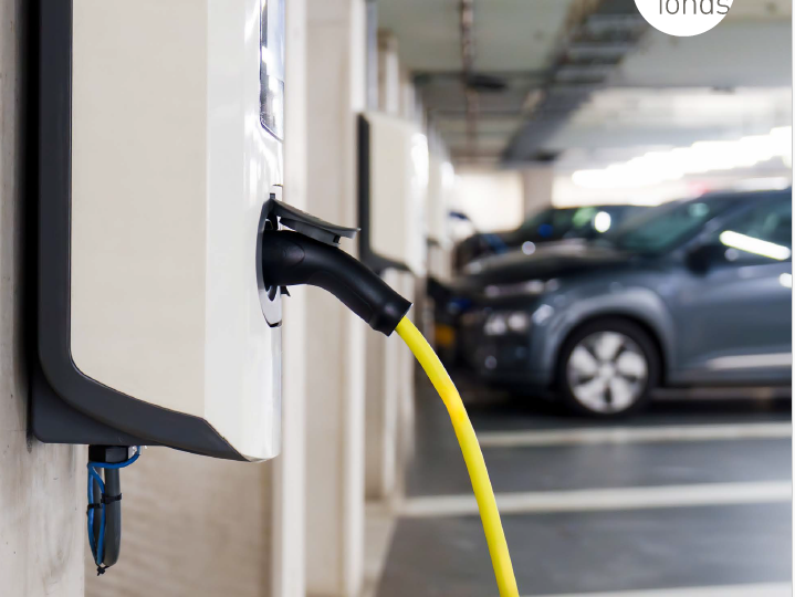 Ladestationen für E-Autos in einer öffentlichen Garage.