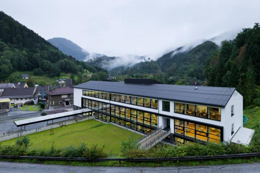 Schule mit wunderschönem Hintergrund