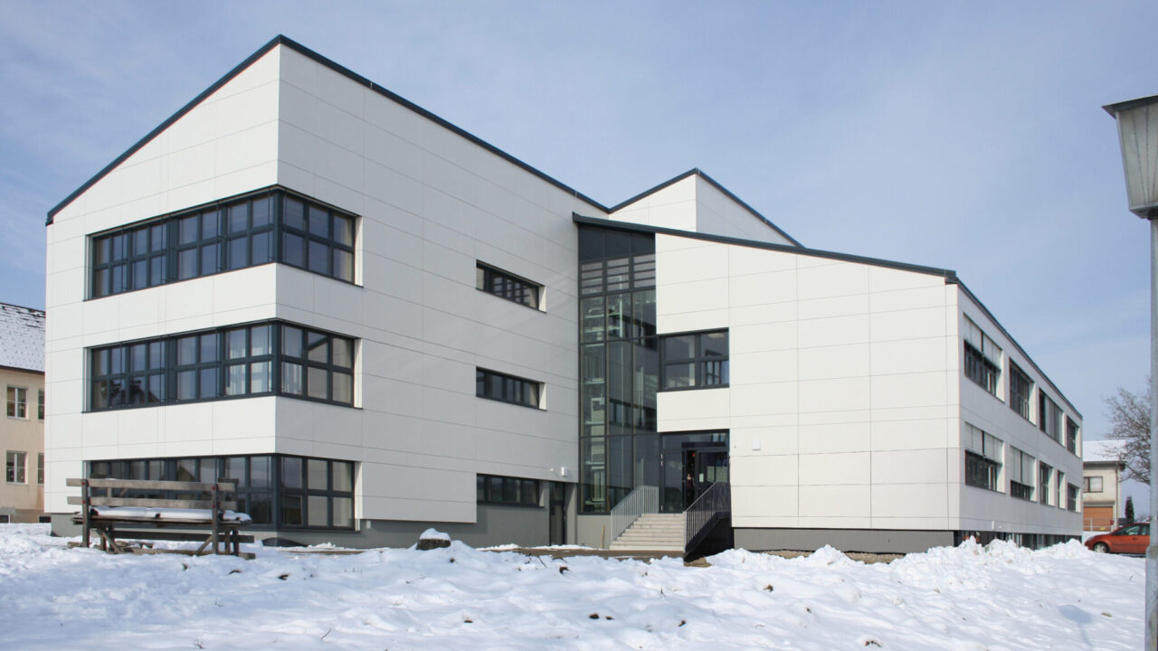 Weißes Gebäude von außen