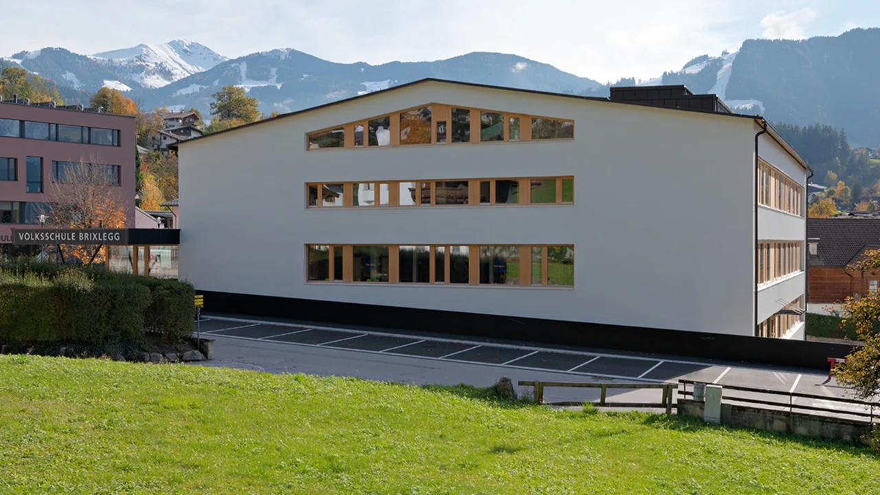 Schule mit wiese davor