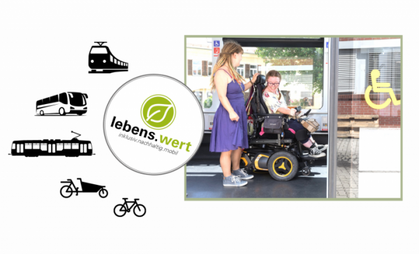 Eine Person hilft einer anderen Person im Rollstuhl in einen Bus, daneben sind Symbole für Barrierefreiheit und ein Logo zu sehen.