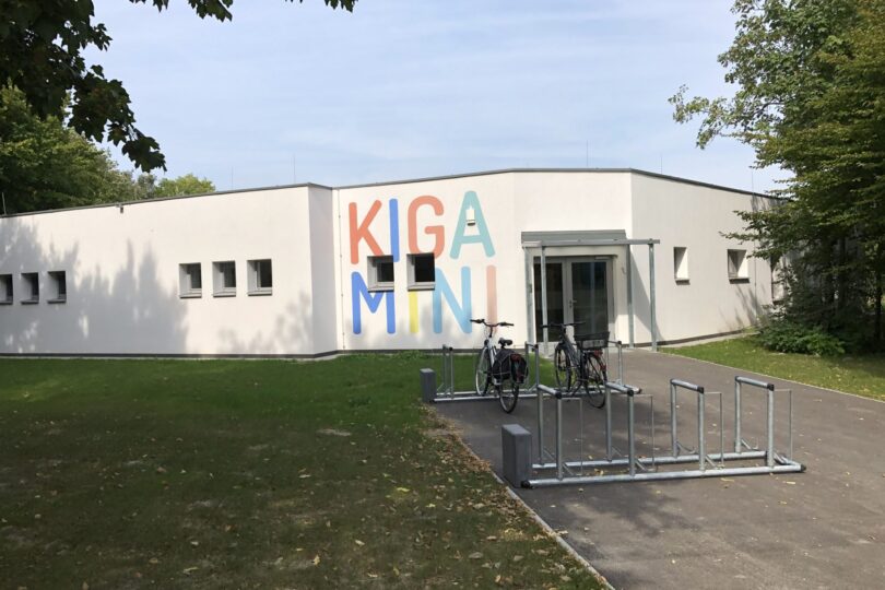 Kindergarten und Fahrräder davor