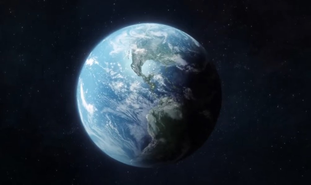 Ein beeindruckender Blick auf die Erde aus dem Weltraum, mit leuchtend blauen Ozeanen, weißen Wolkenwirbeln und den grünen und braunen Kontinenten. Die Nachtseite ist teilweise sichtbar, während Sterne den dunklen Hintergrund des Alls schmücken.