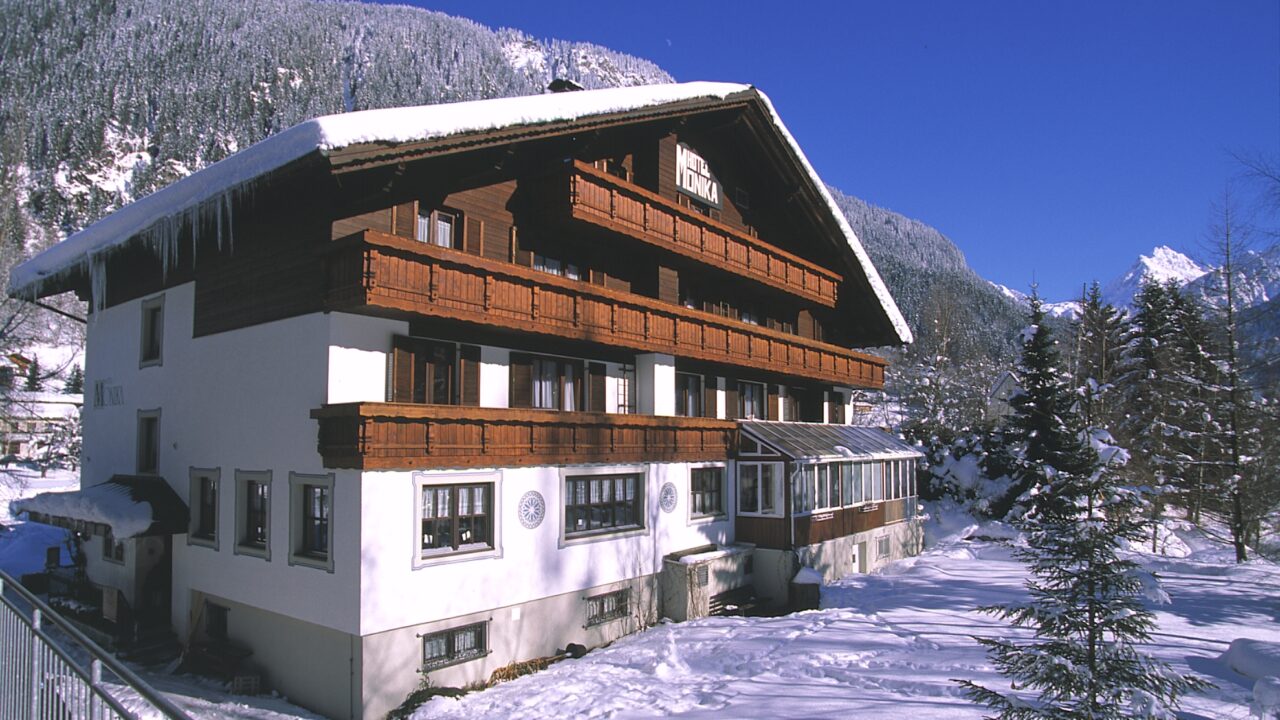 Hotel Monika von außen im Winter