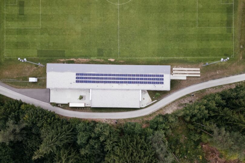 Fußballplatz mit PV von oben