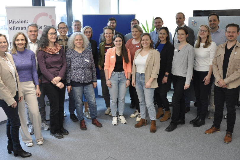 Gruppenfoto der Vertreter:innen der neuen Pionierstädte