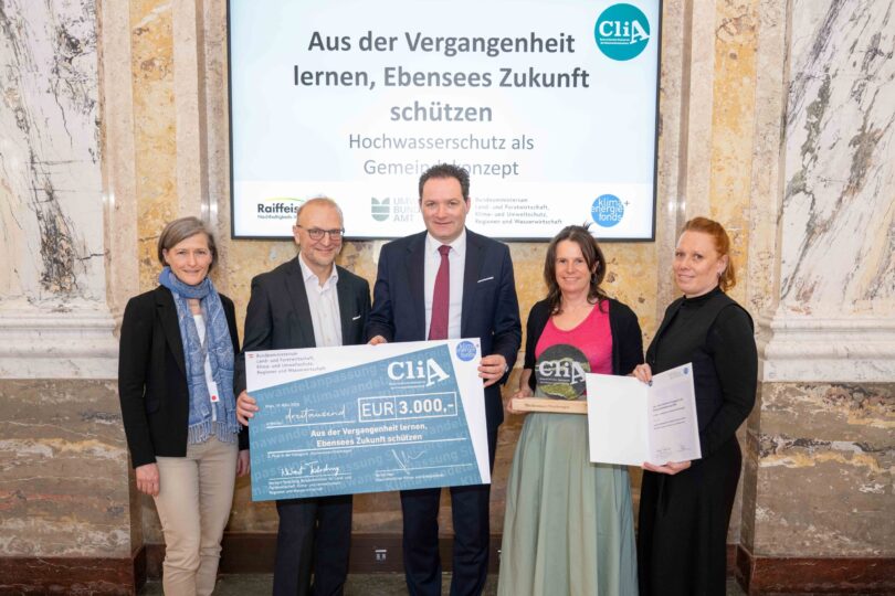 Gewinnerprojekt bei Preisverleihung. Personen halten Scheck über 3000€