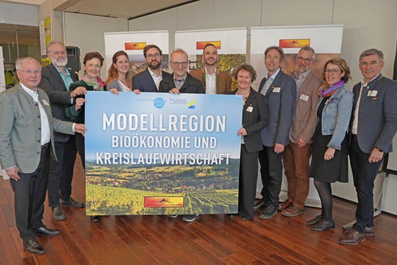 Gruppenfoto der Reder:innen im Rahmen des Abschlussforums der KEM-Schwerpunktregion Bioökonomie und Kreislaufwirtschaft im Steirischen Vulkanland