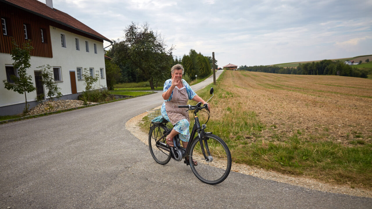 Radfahrerin mit Elektrofahrrad