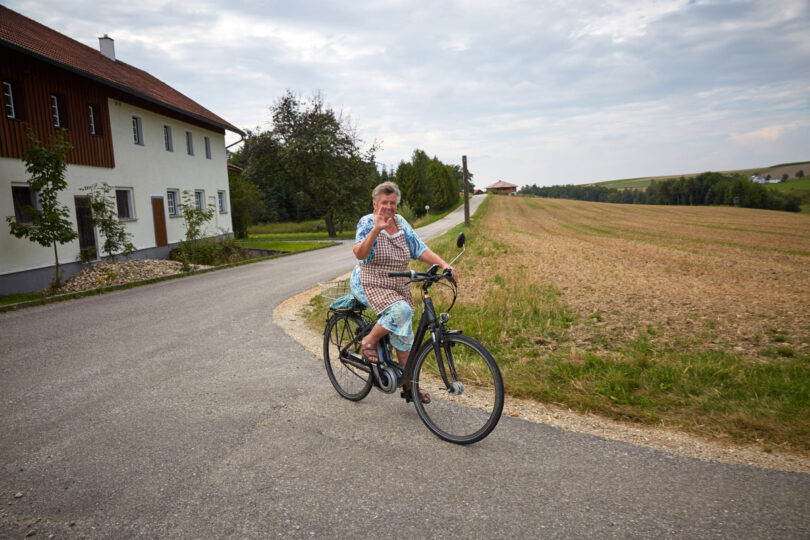 Radfahrerin mit Elektrofahrrad