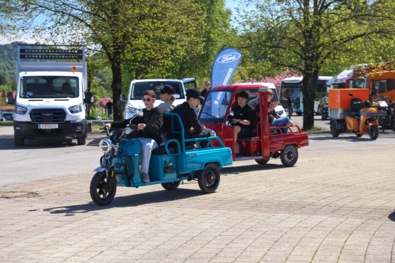 Kinder fahren mit Piaggio